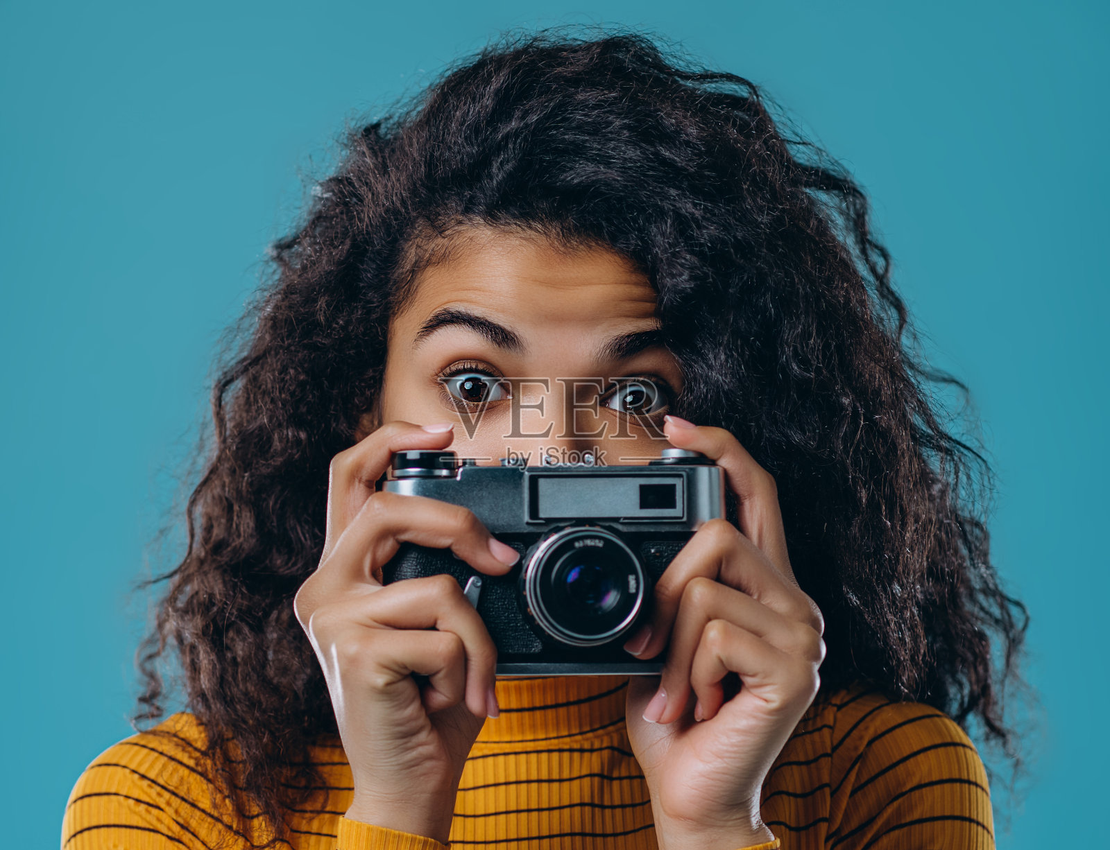 背景中的女孩照片摄影图片