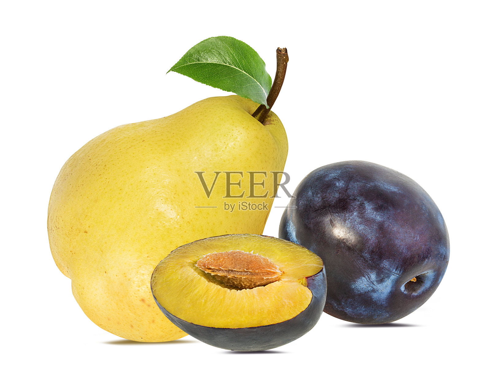 白色背景上孤立的梨子和李子照片摄影图片