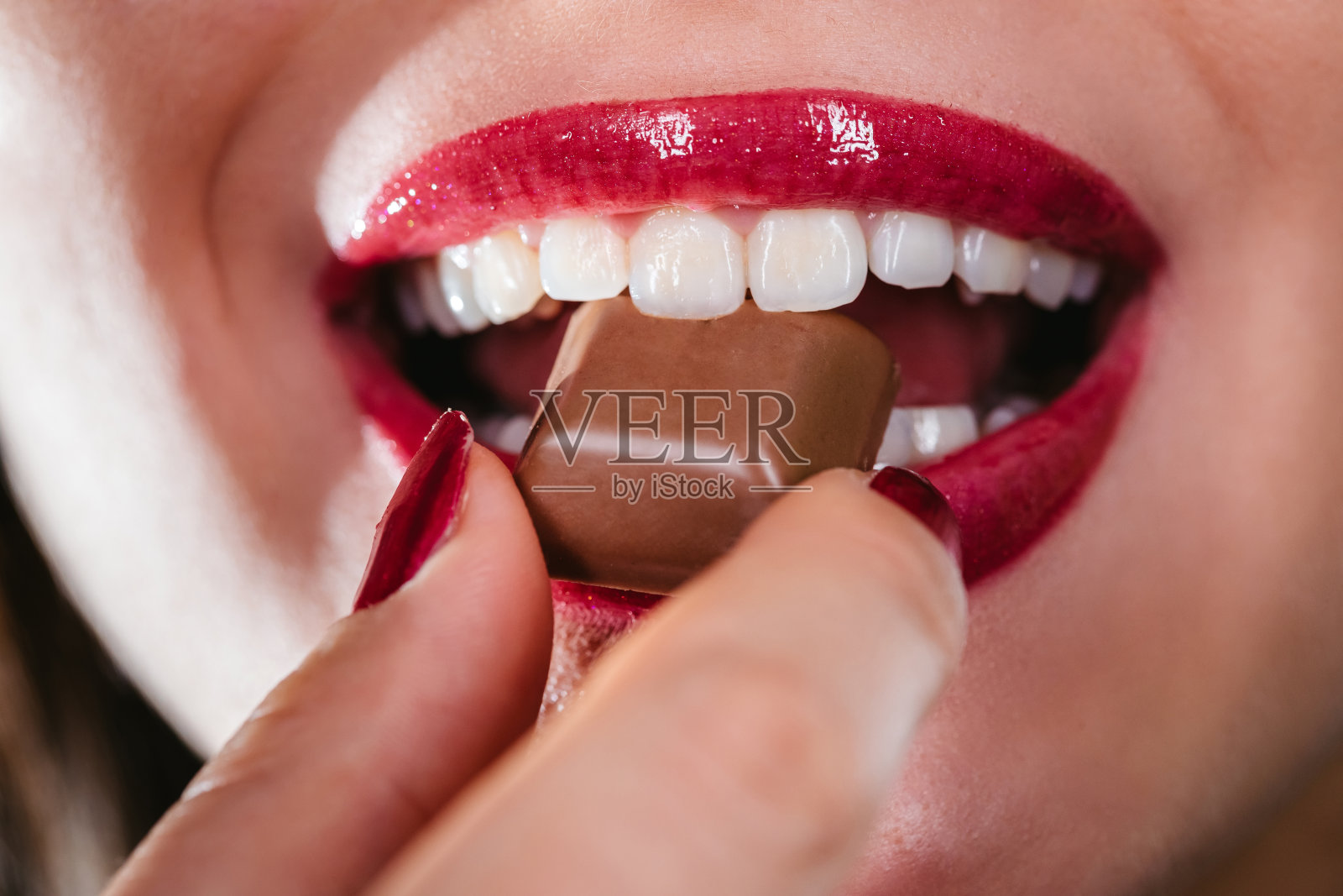 涂有巧克力的漂亮女人嘴唇照片摄影图片