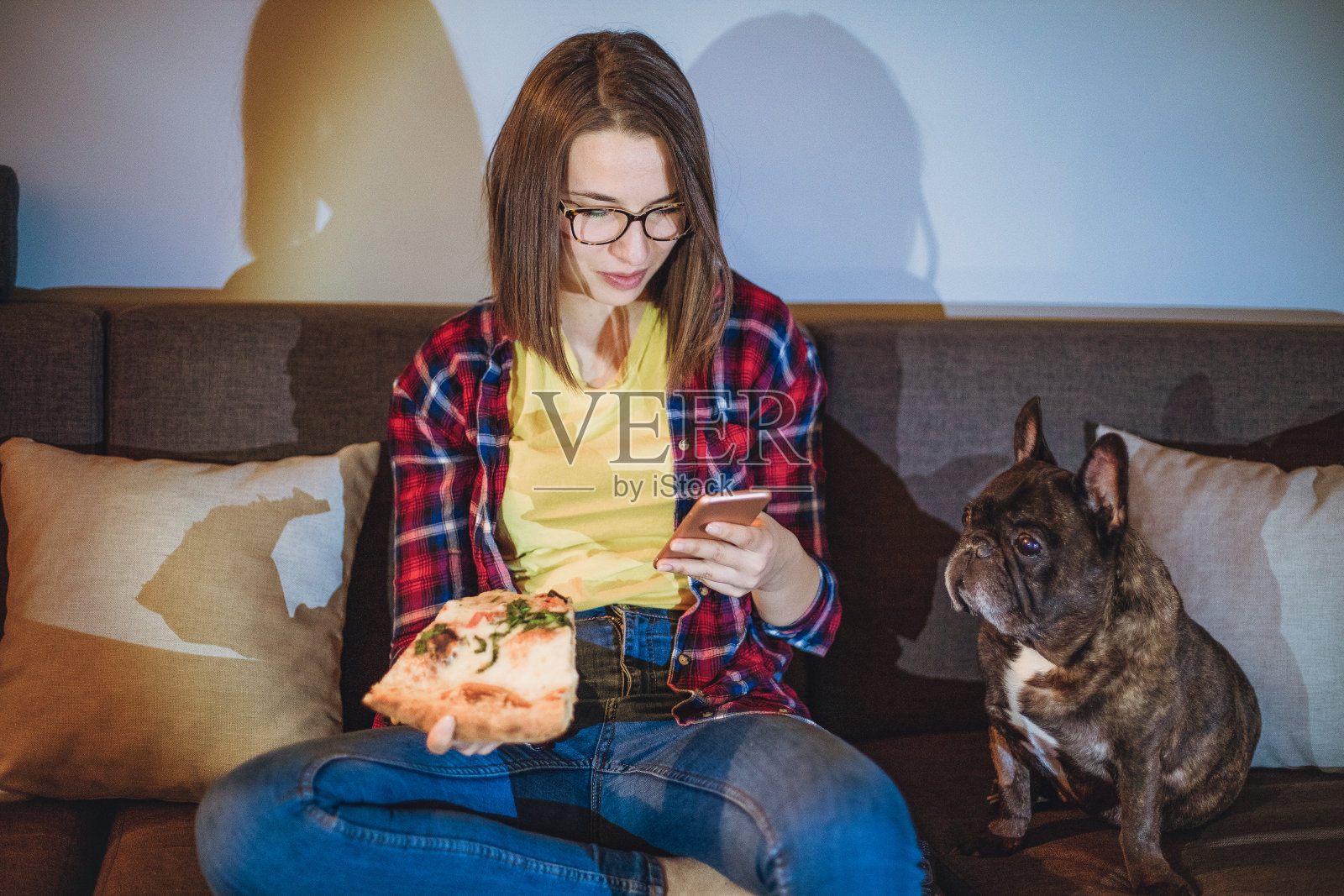 我也爱我的狗和披萨照片摄影图片