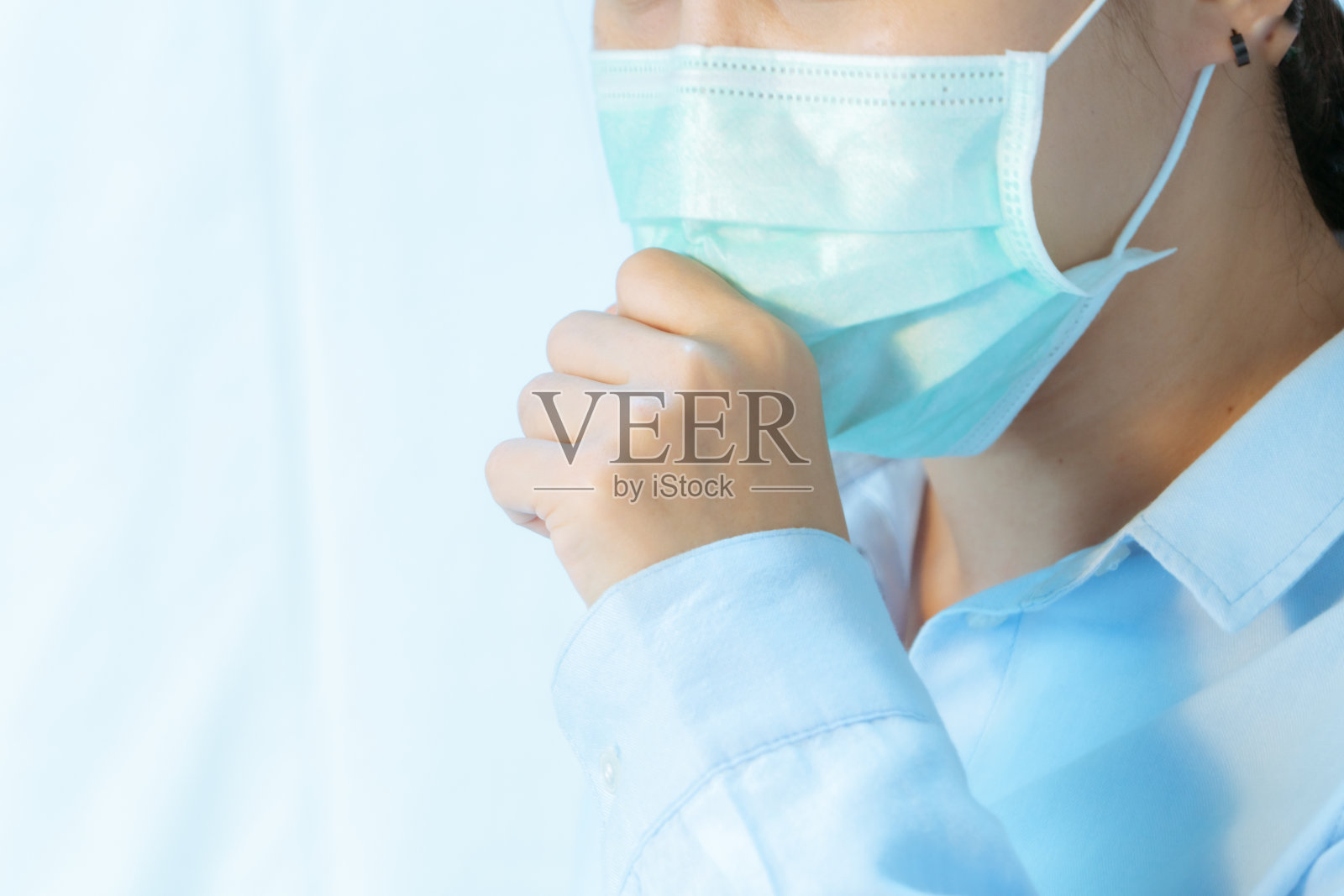 戴口罩咳嗽的女人,预防新型冠状病毒,空气污染,过敏生病的女人照片摄影图片