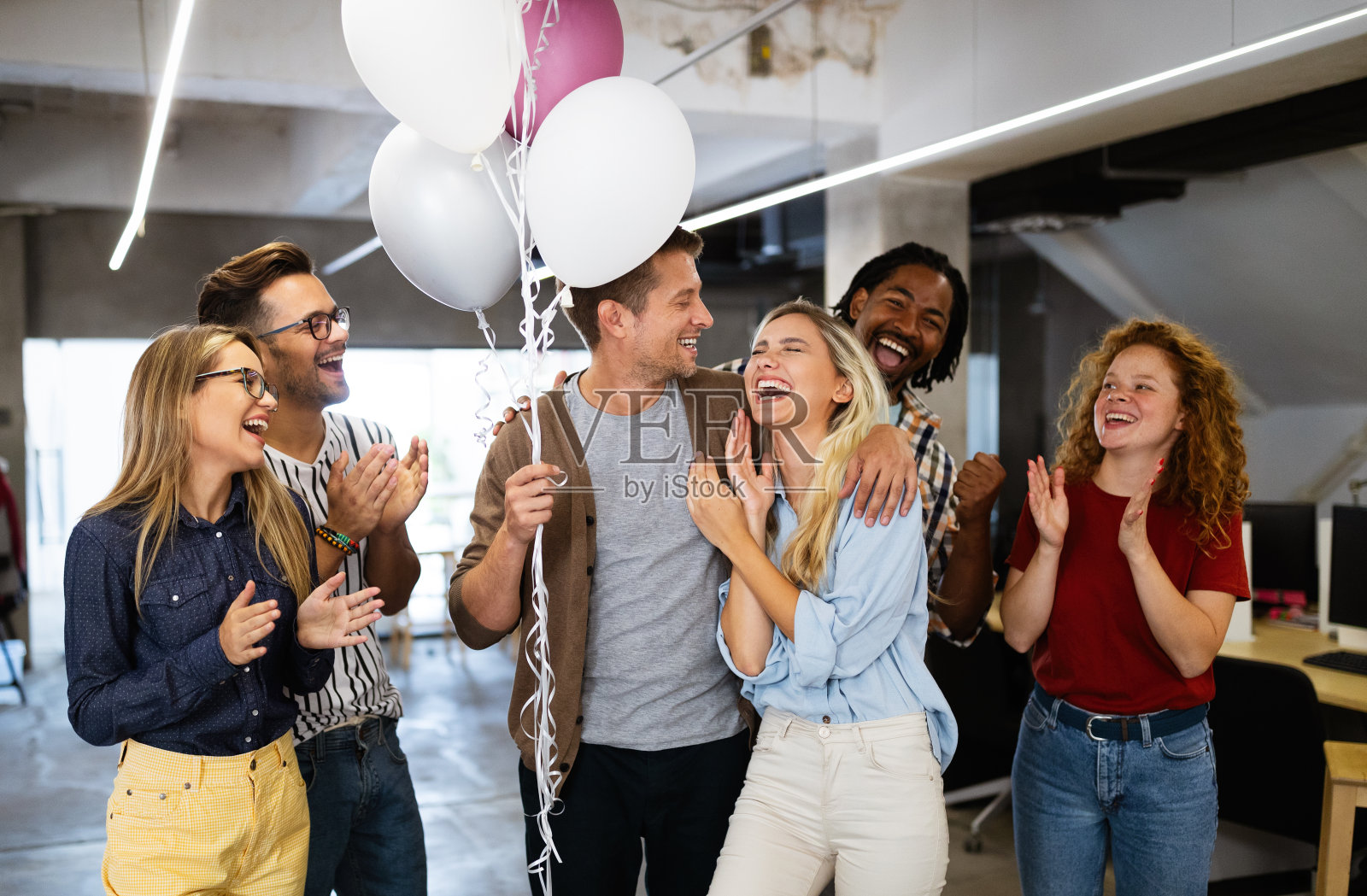 成功的商业人士在办公室庆祝盈利照片摄影图片