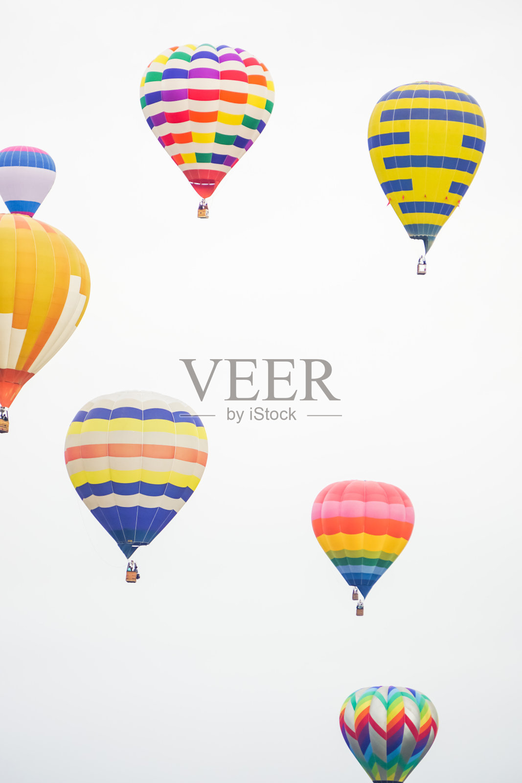 在阴天里的热气球照片摄影图片