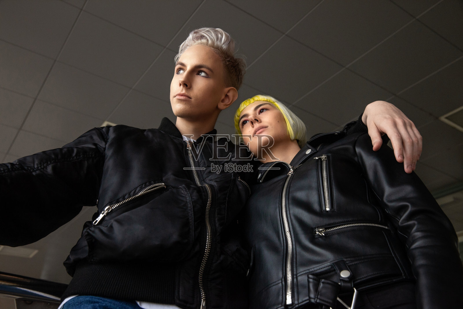 低角度的一对年轻夫妇在皮夹克照片摄影图片