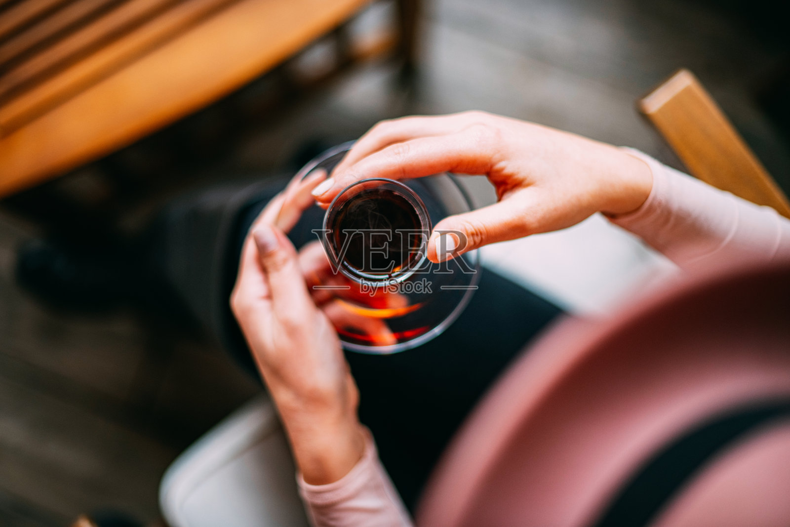 拿着土耳其茶的女人照片摄影图片