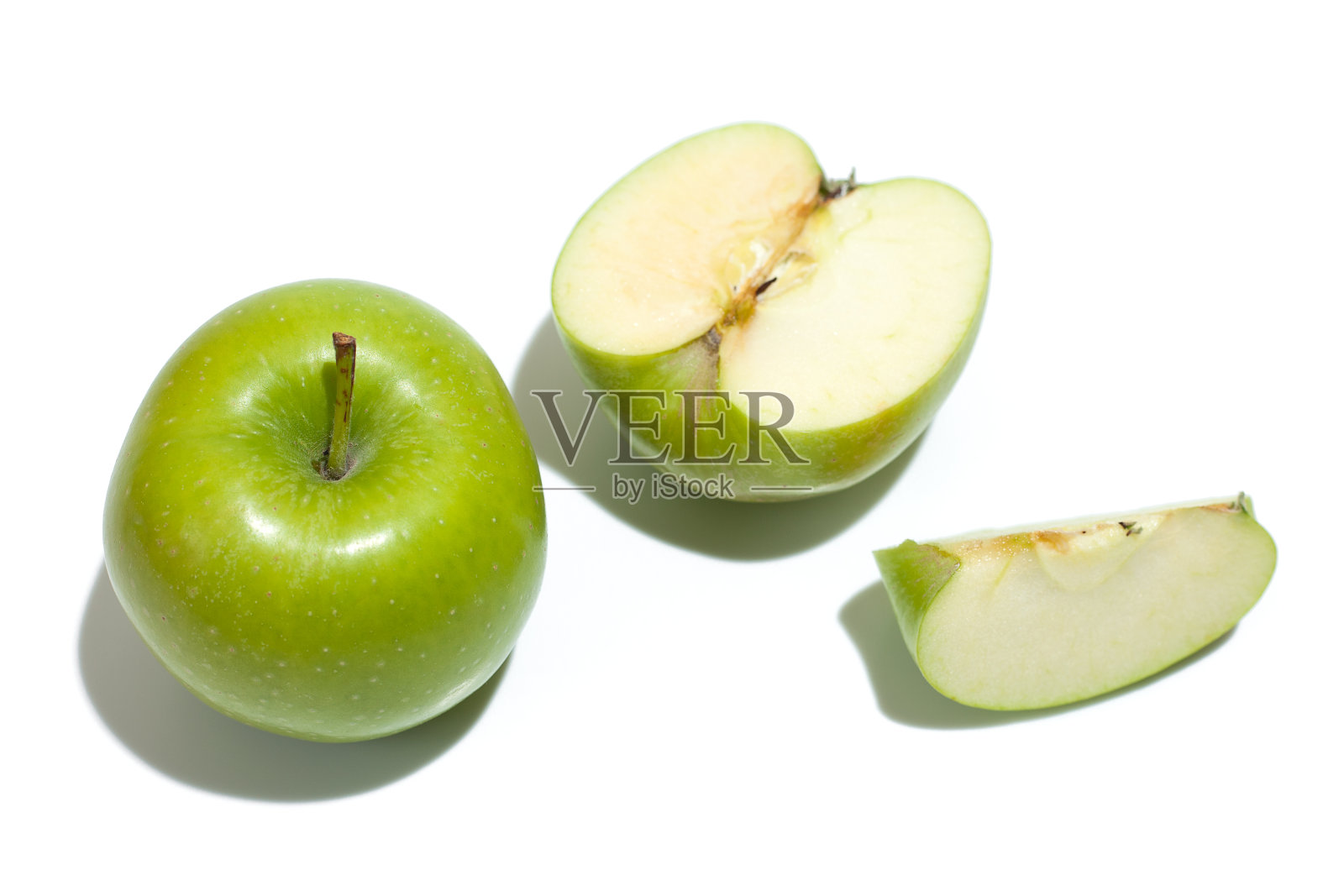 成熟部分青苹果孤立在白色背景上。健康饮食与节食观念照片摄影图片