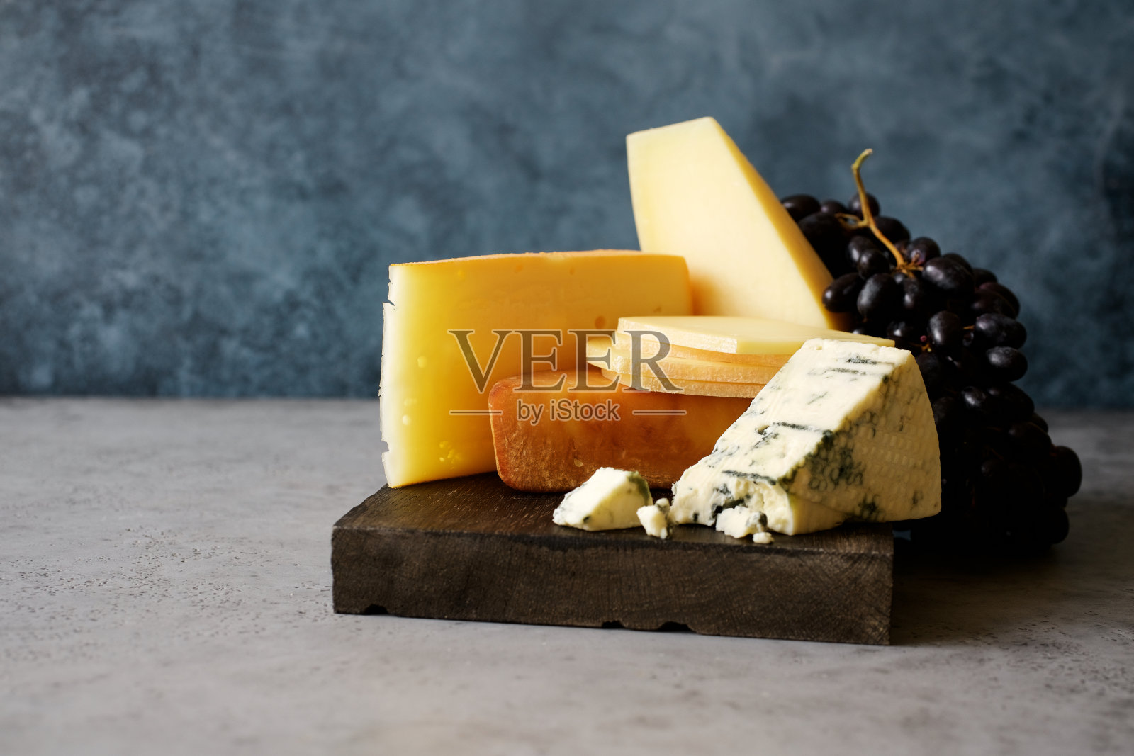 芝士拼盘配芝士和葡萄照片摄影图片