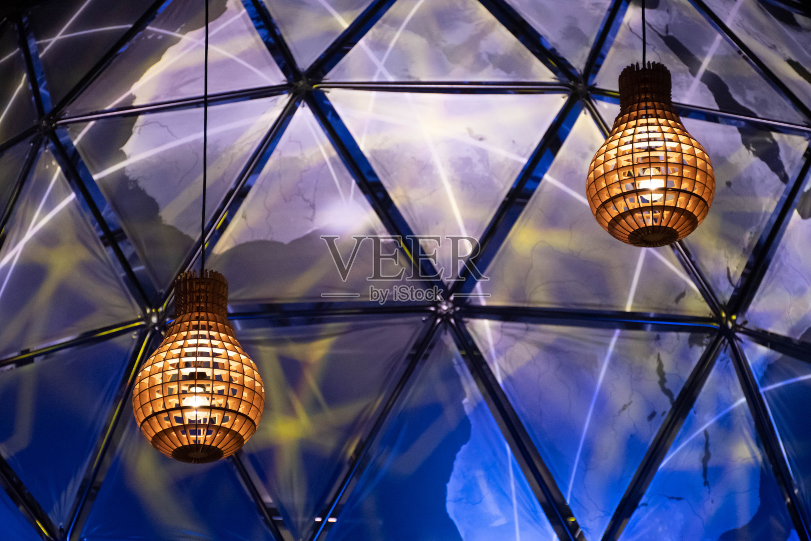 一对两木灯照片摄影图片