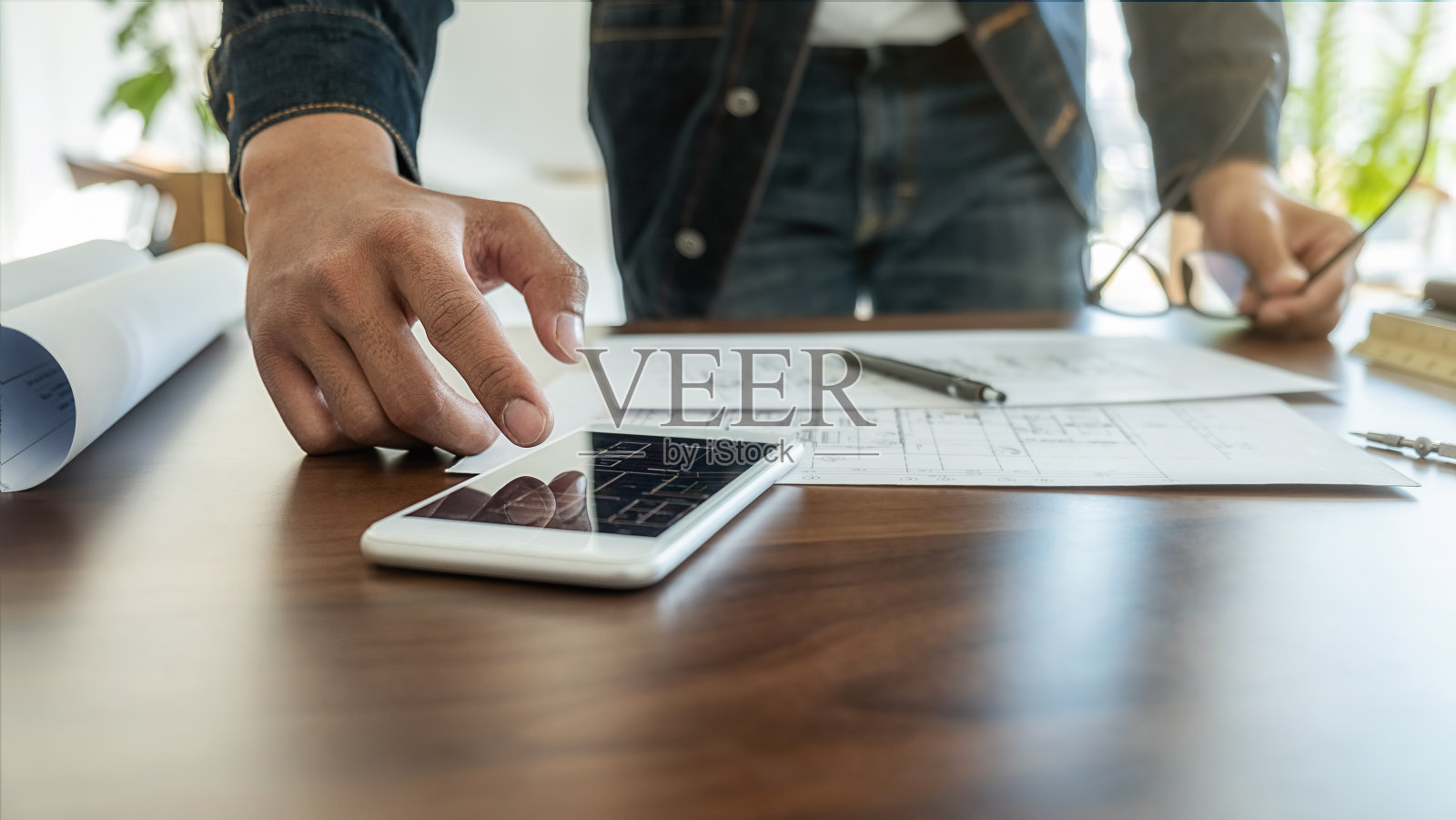 建筑师或工程师在办公室使用工程工具、蓝图和建筑模型,施工概念照片摄影图片