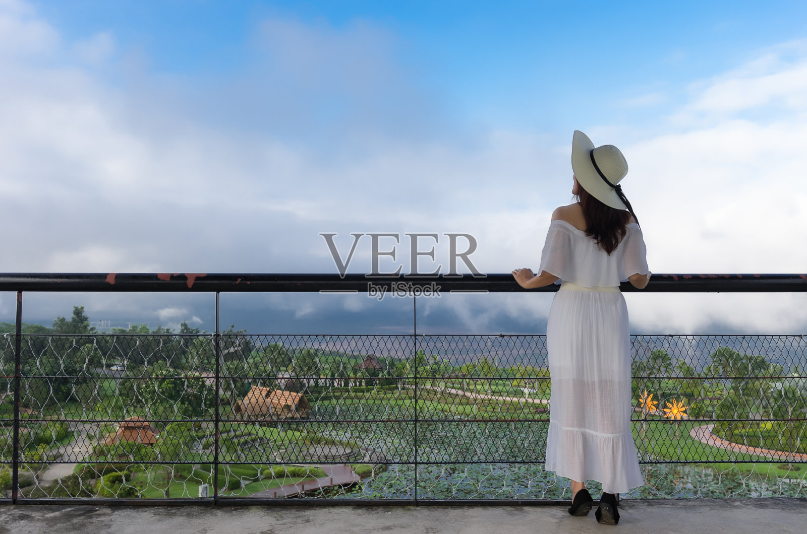 观景台上的女人照片摄影图片