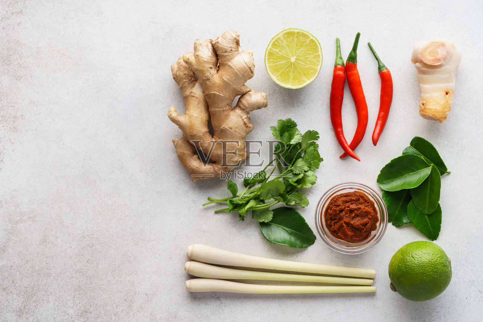 一套冬阴功汤的基本配料在浅灰色的背景。照片摄影图片