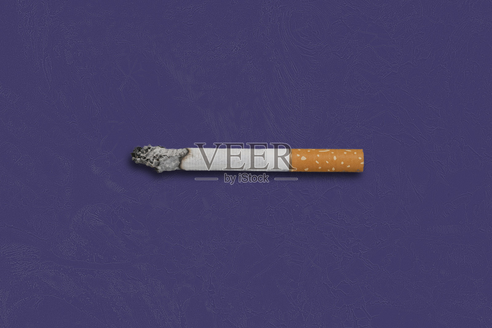 简单抽象吸烟燃烧香烟孤立在彩色背景与复制空间照片摄影图片