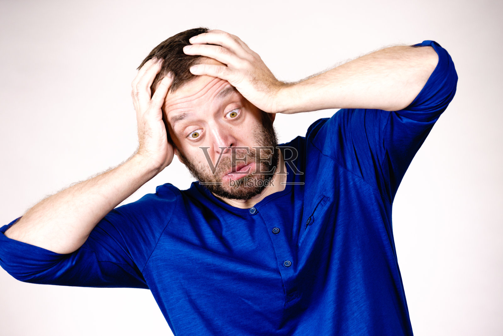 用手势表达担忧的男人照片摄影图片