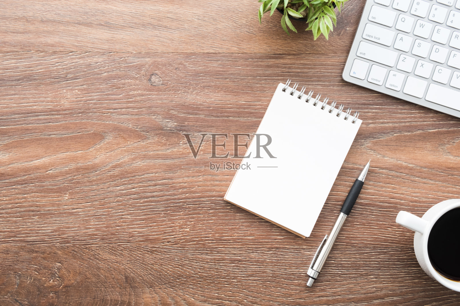 带笔、咖啡和用品的木质办公桌,顶部视图与互联网研究概念照片摄影图片