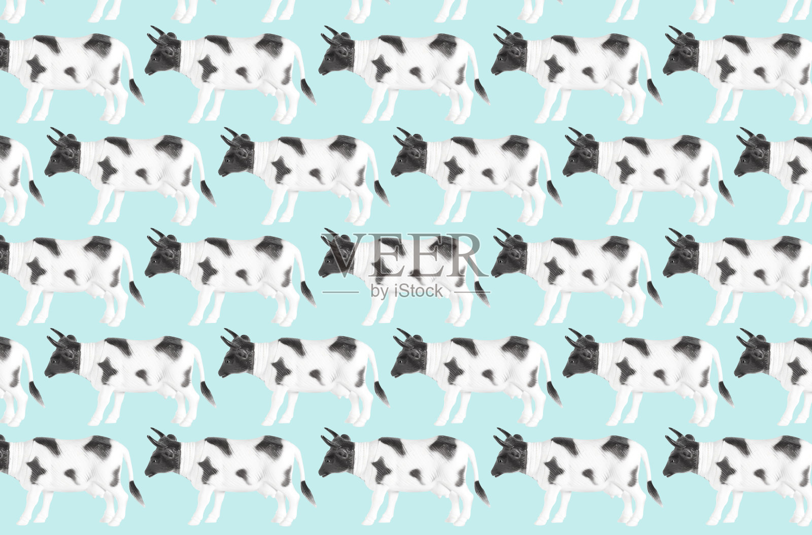 塑料牛娃娃孤立的颜色背景照片摄影图片