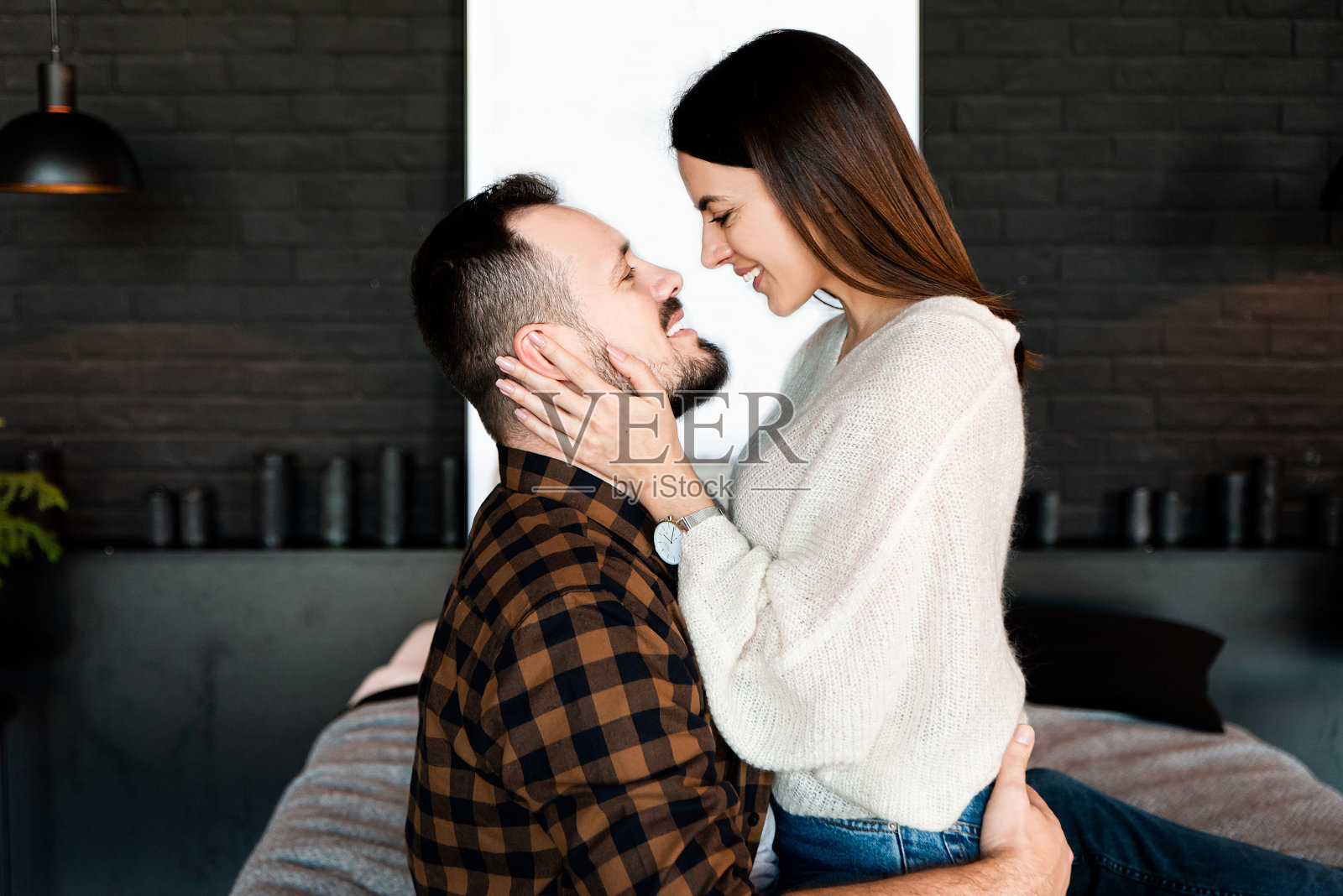 卧室里的爱情故事,相爱的情侣在床上照片摄影图片