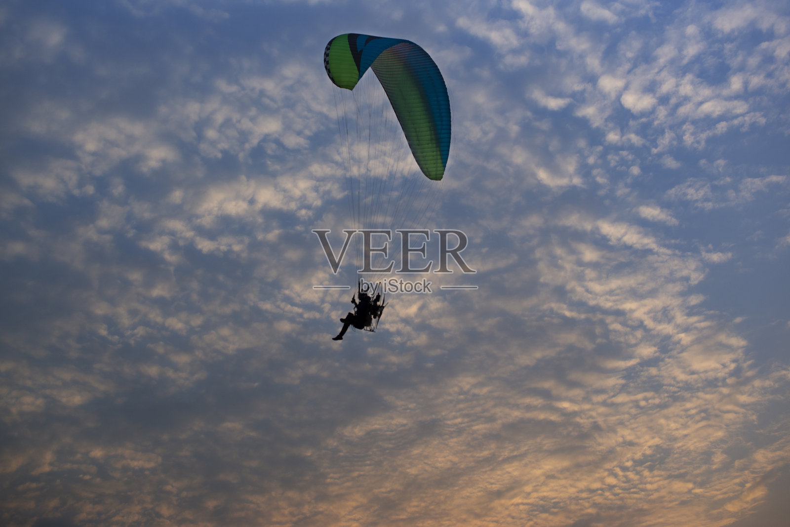 日落时分天空飞翔的鸟儿剪影照片摄影图片