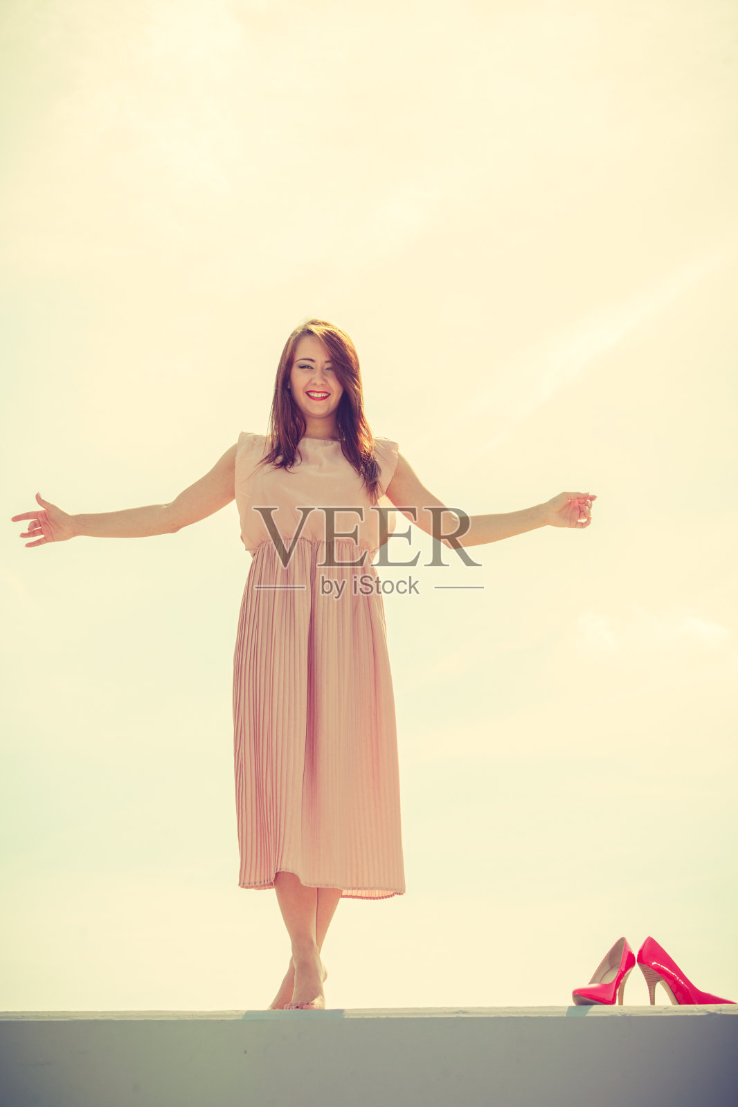 穿着浅粉色长裙跳舞的女人照片摄影图片