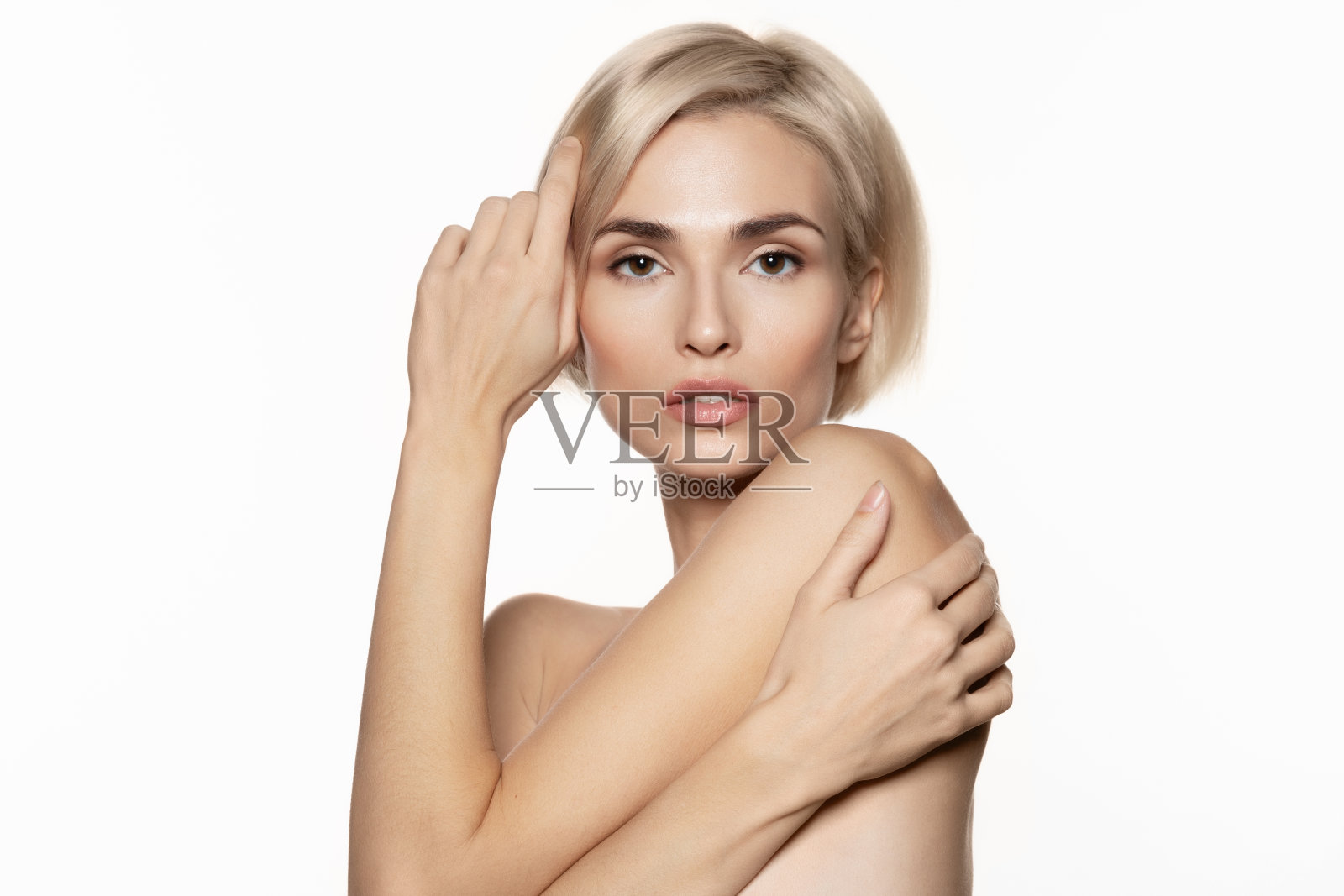 漂亮的女人,裸妆,金色短发照片摄影图片