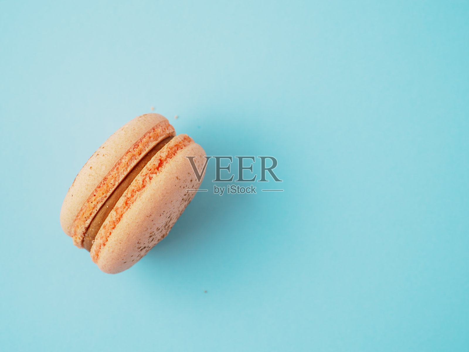 蓝色背景上孤立的法国马卡龙。照片摄影图片