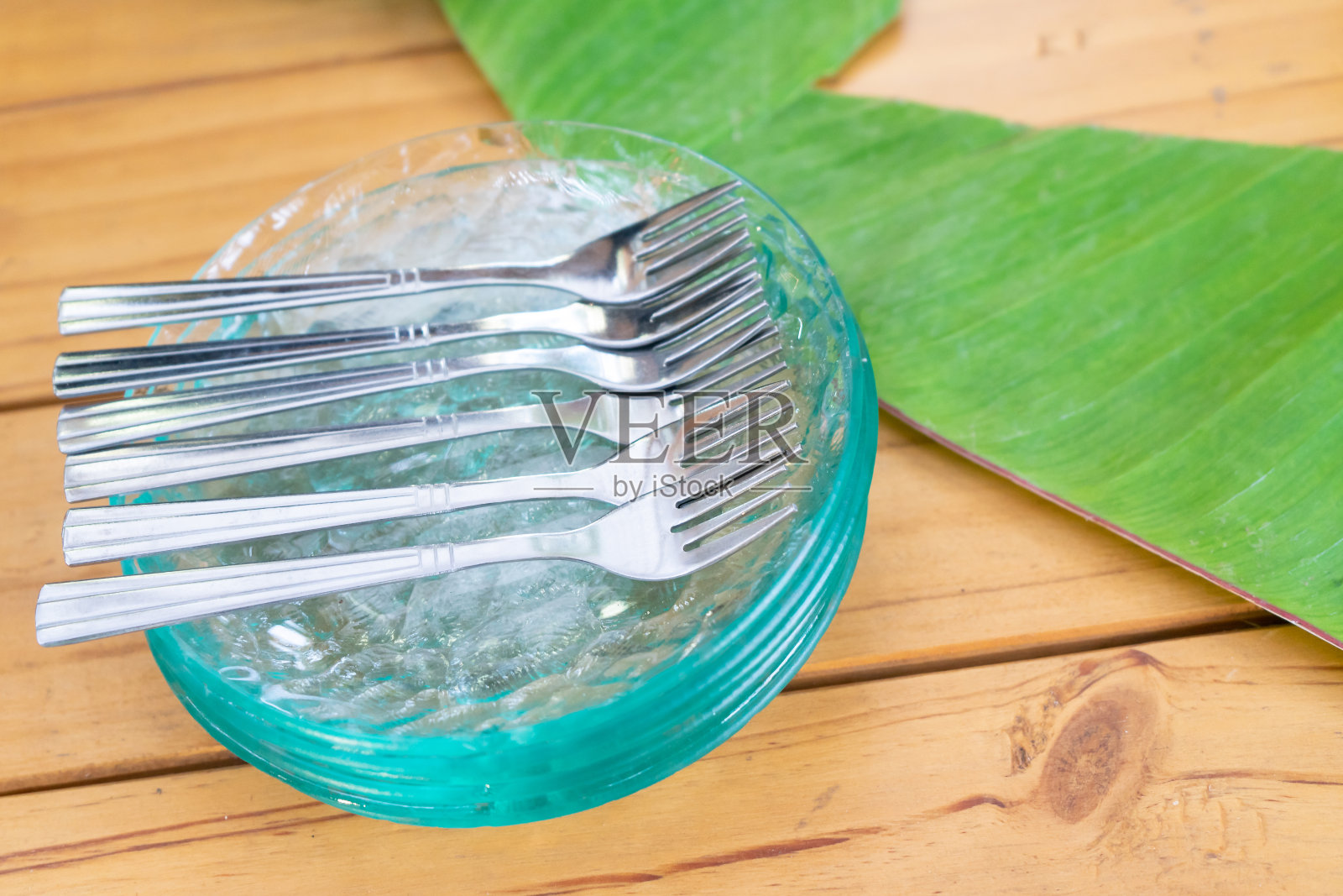 研讨会餐后甜点自助餐木桌上的一组无压力餐叉和餐杯。照片摄影图片