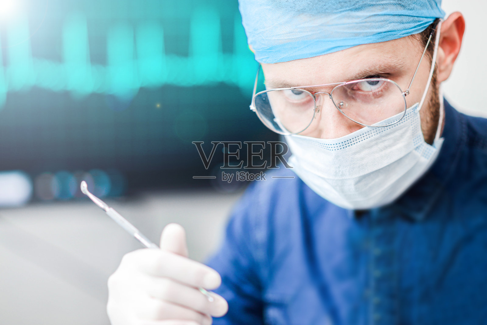 在医疗办公室工作的男外科医生照片摄影图片