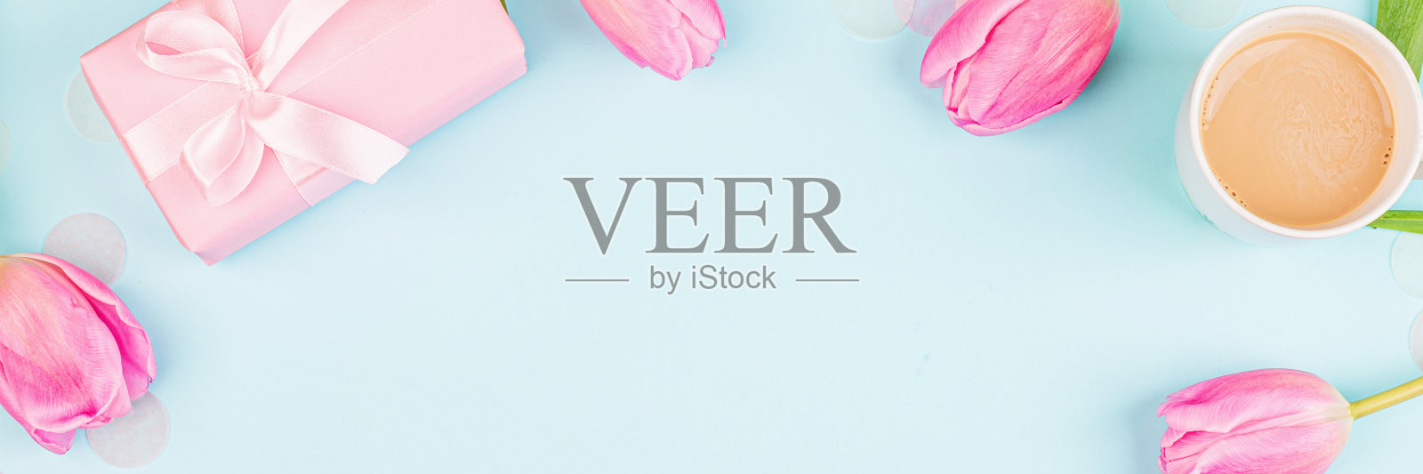 从上面看郁金香和礼盒与复制空间在蓝色。妇女节背景,3月8日情人节,2月14日。平铺样式,俯视图,模型,模板,上方。贺卡照片摄影图片