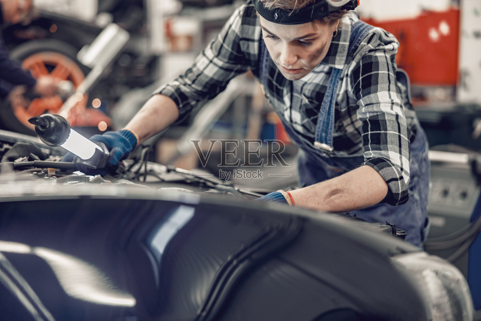 女孩聚精会神地仔细检查一辆客车照片摄影图片