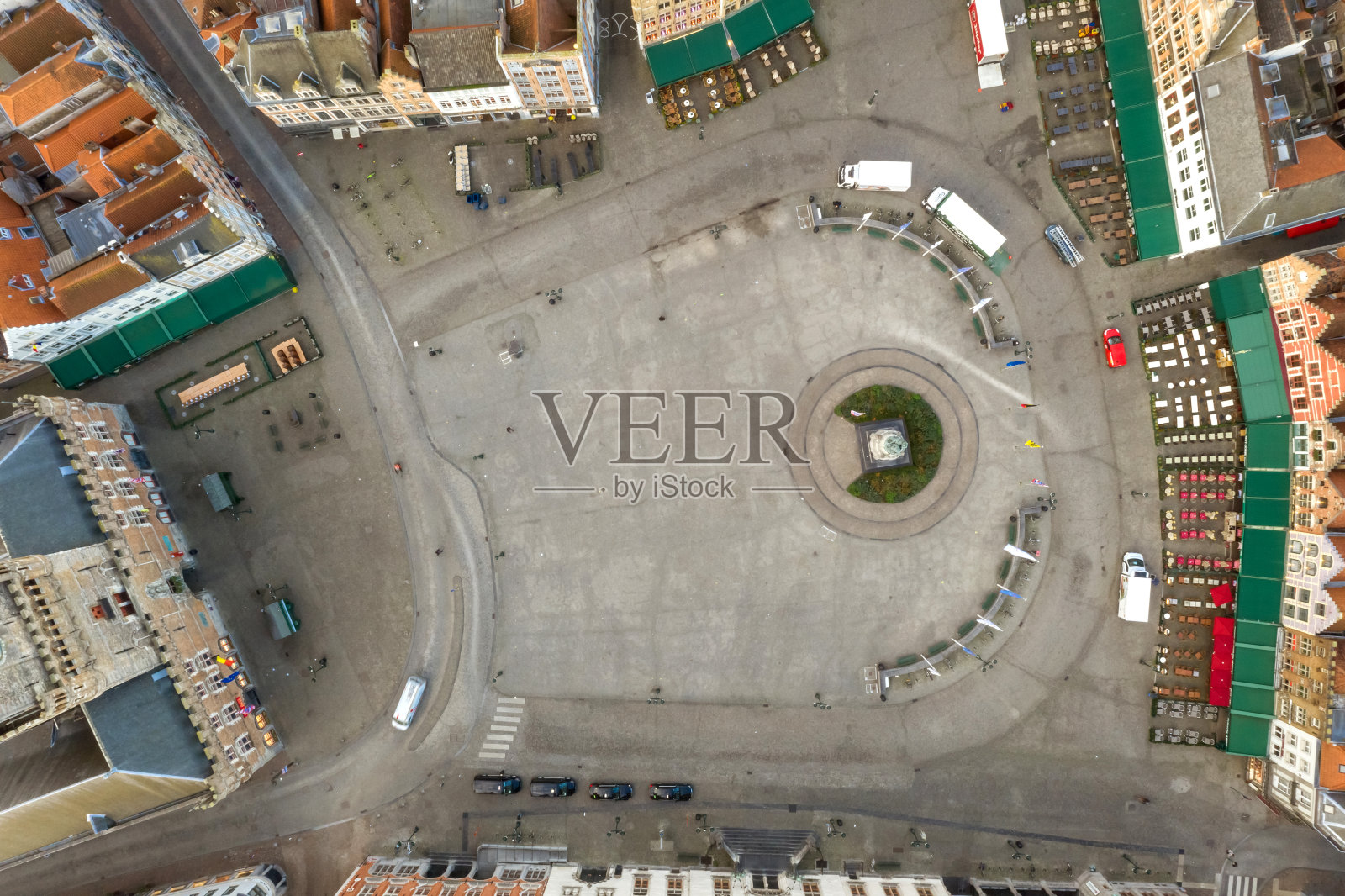 无人机航拍布鲁日老城建筑,显示我们的夫人圣salvator大教堂和著名的钟楼,它是比利时西佛兰德省的首府和最大的城市照片摄影图片