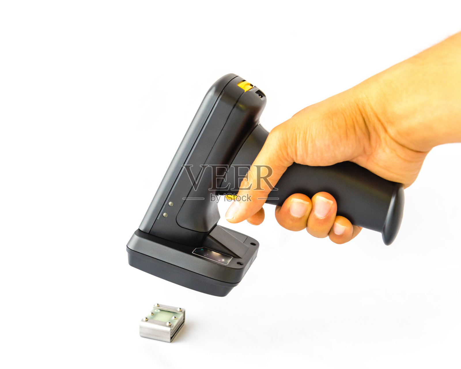 男人使用条形码读取器扫描白色背景上的金属RFID标签照片摄影图片