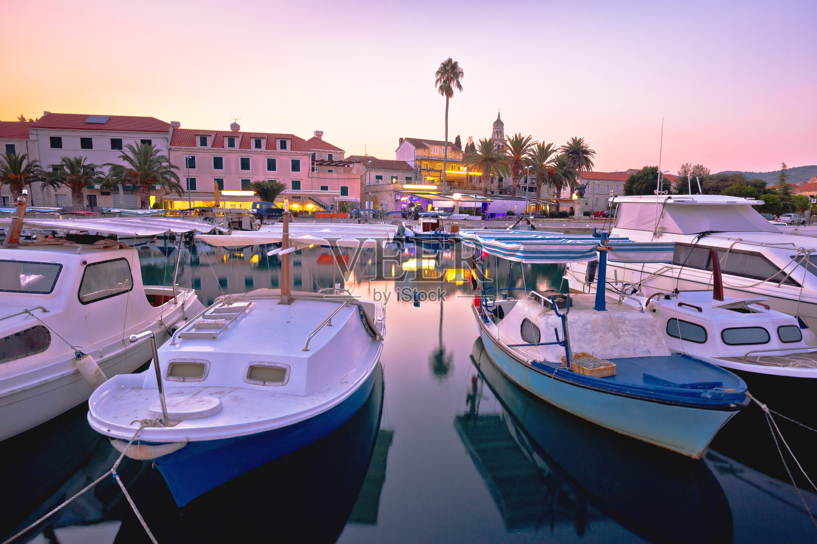 科尔丘拉岛维拉卢卡海滨夜景照片摄影图片