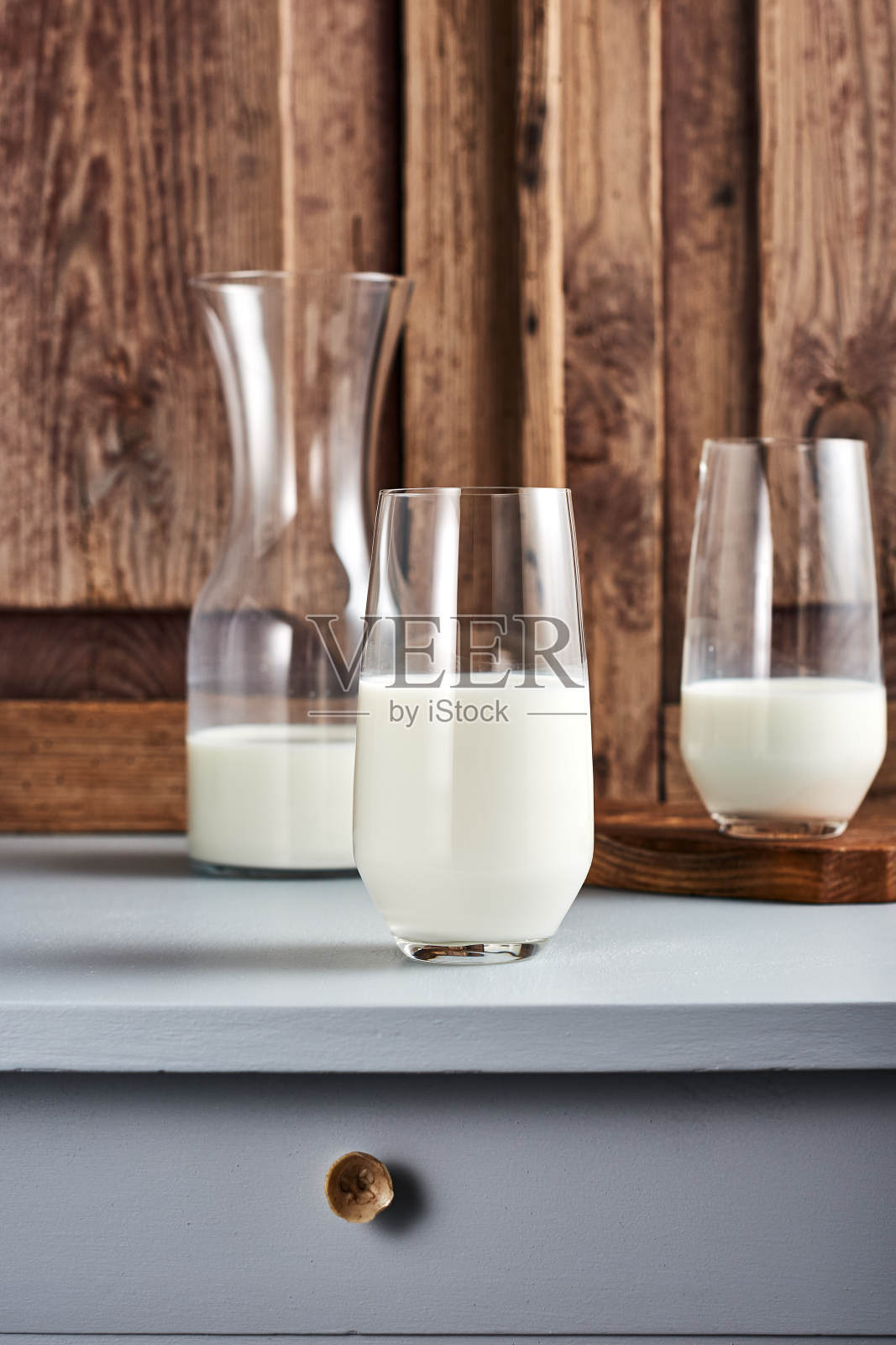 一杯牛奶。照片摄影图片