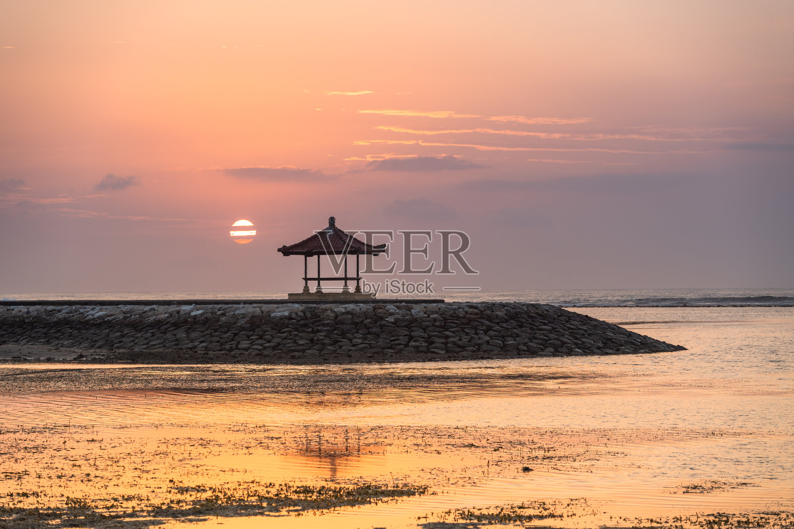 印度尼西亚巴厘岛热带海滩日落广角景观照片摄影图片