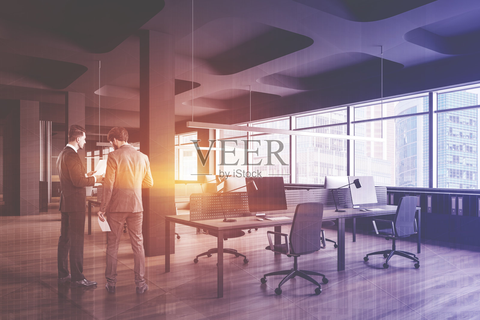 在灰色开放式办公空间中的商务人士照片摄影图片