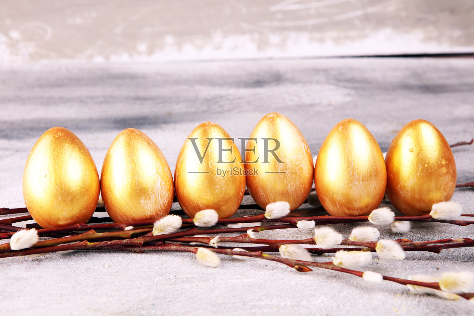 金色的复活节彩蛋和猫咪柳树猫。复活节的棕猫和金蛋照片摄影图片