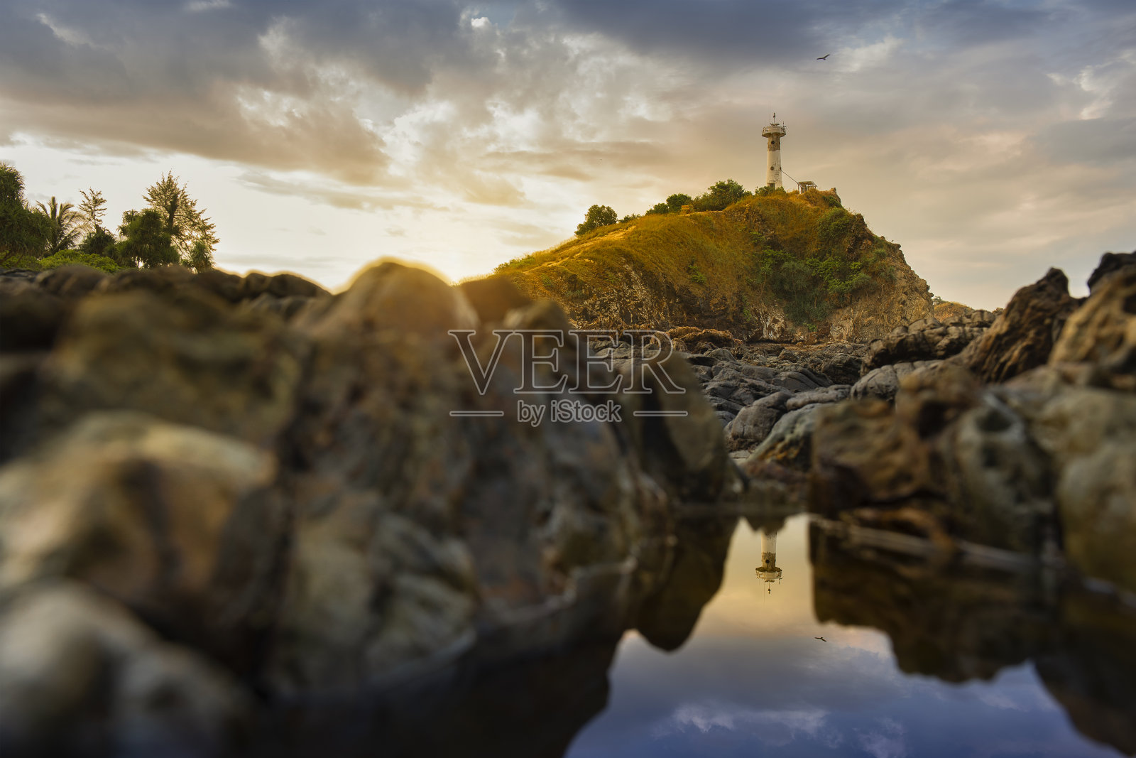 兰塔岛的灯塔:夕阳下的水面倒影与蓝橙色天空照片摄影图片