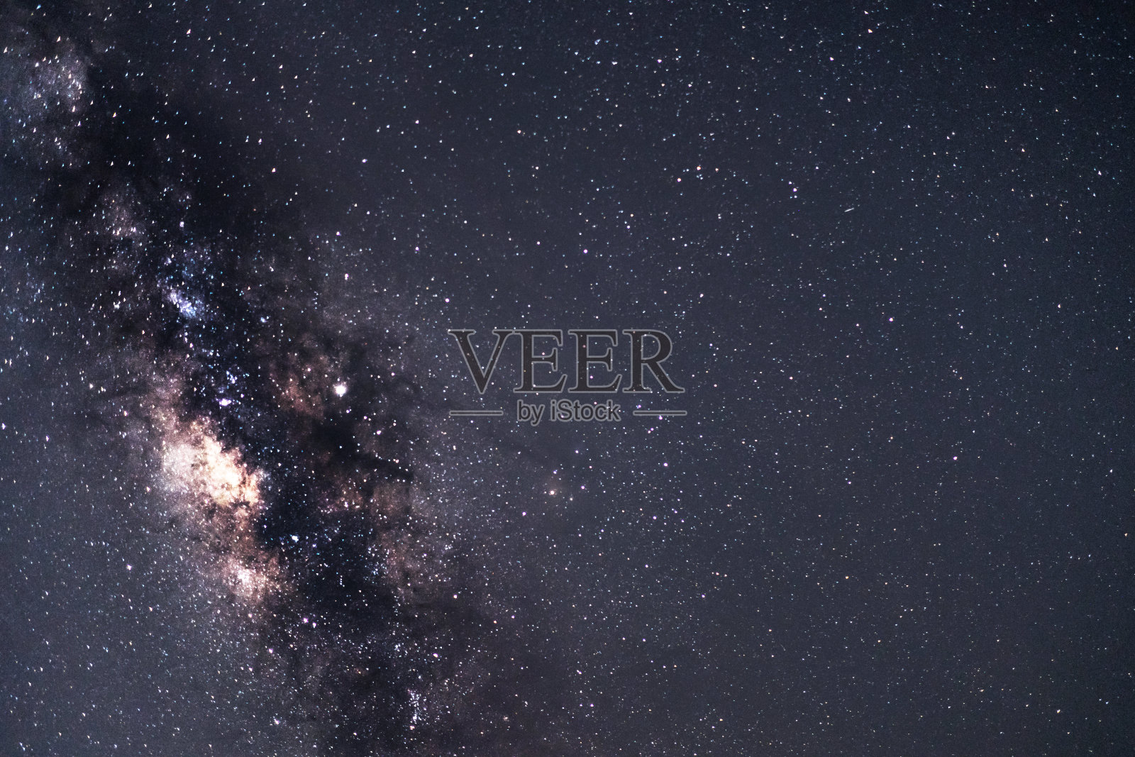 蓝色夜空中星星点点的星云和银河系的宇宙空间全景图。美丽的景象,包括我们的太阳系,在惊人的星空和噪音照片摄影图片