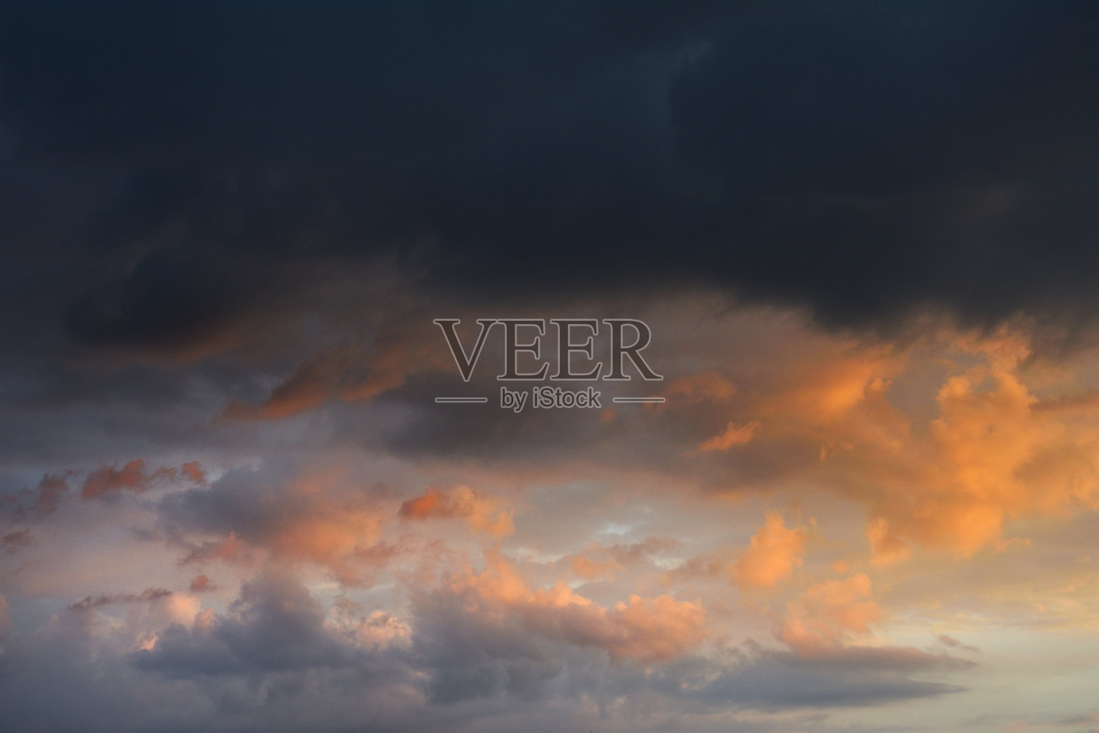 傍晚乌云密布照片摄影图片