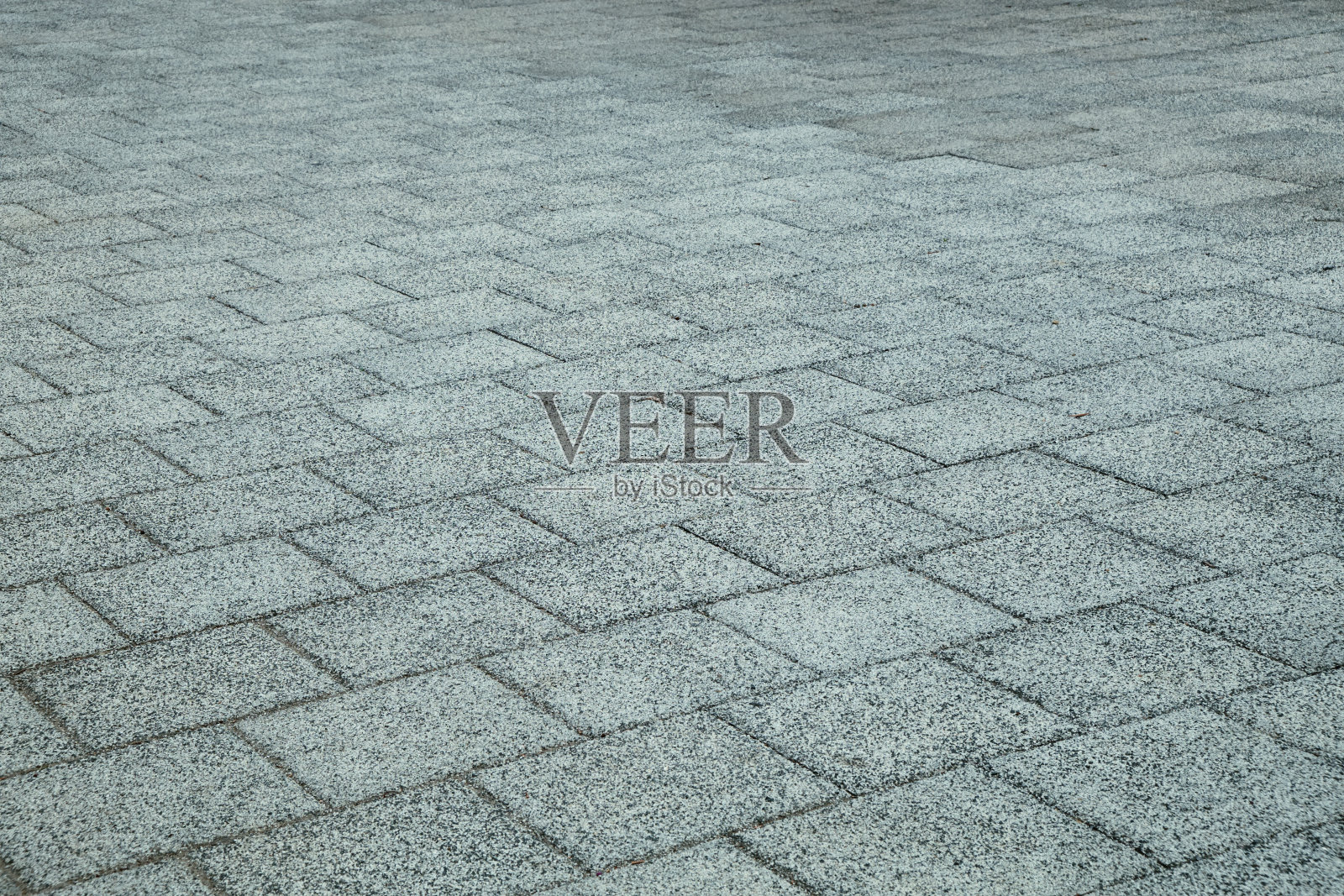 从透视上看,铺着瓷砖的街道照片摄影图片