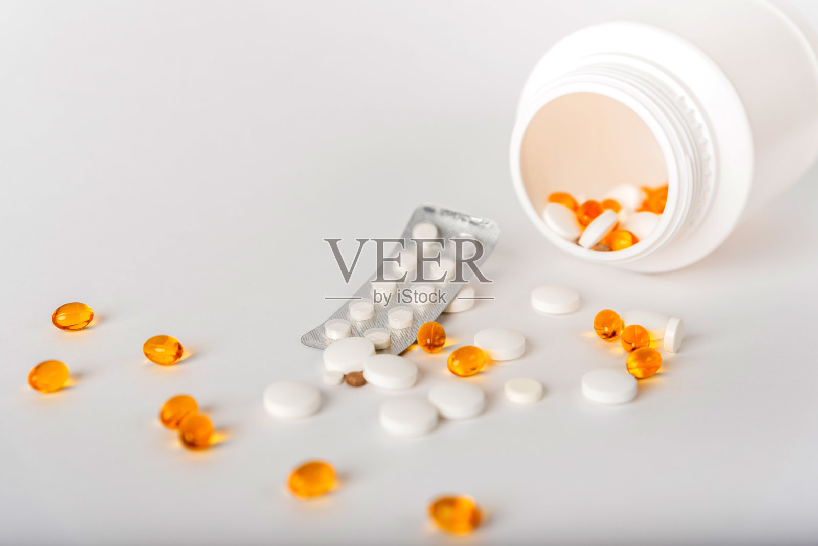 白色背景上的药丸照片摄影图片