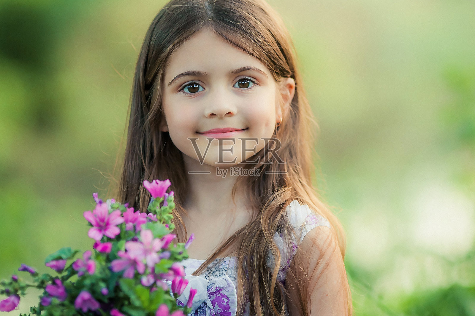 一个7-9岁的孩子在户外收集一束野花照片摄影图片