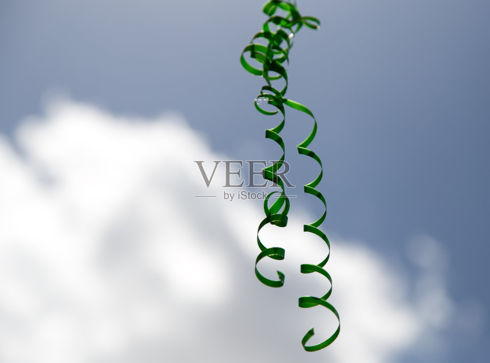 蓝天背景上的节日彩带照片摄影图片