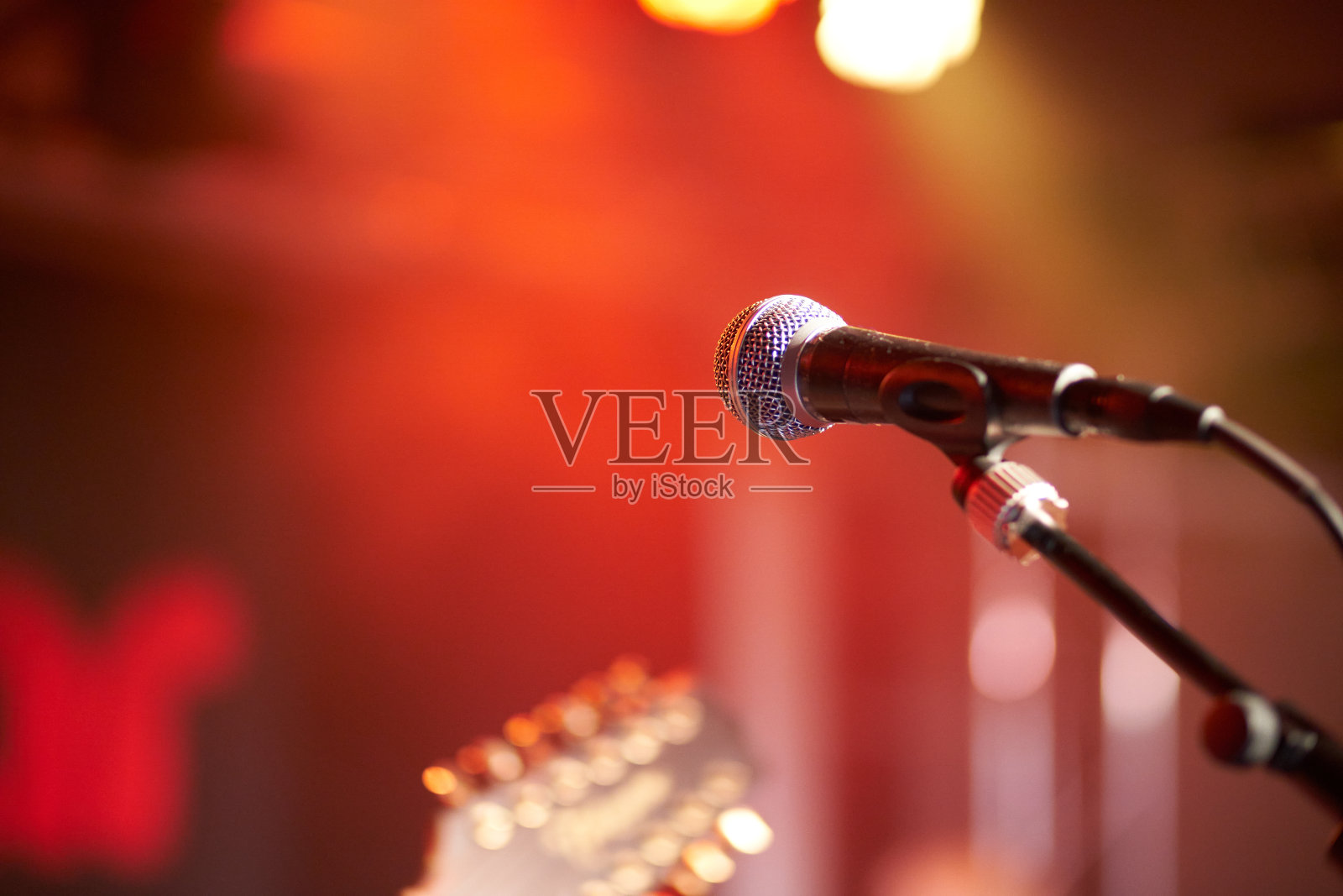舞台上的麦克风照片摄影图片