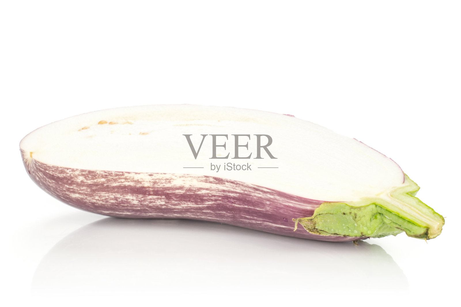 鲜生条形茄子孤立于白色照片摄影图片