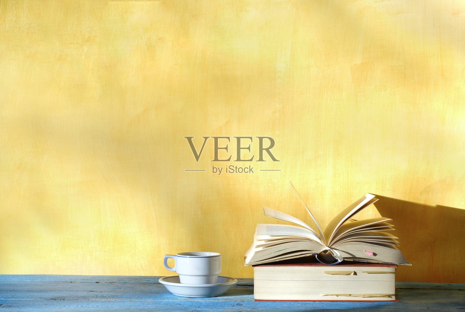 打开书,一杯咖啡,免费复制空间。读书、教育、文学、学问、书展理念照片摄影图片