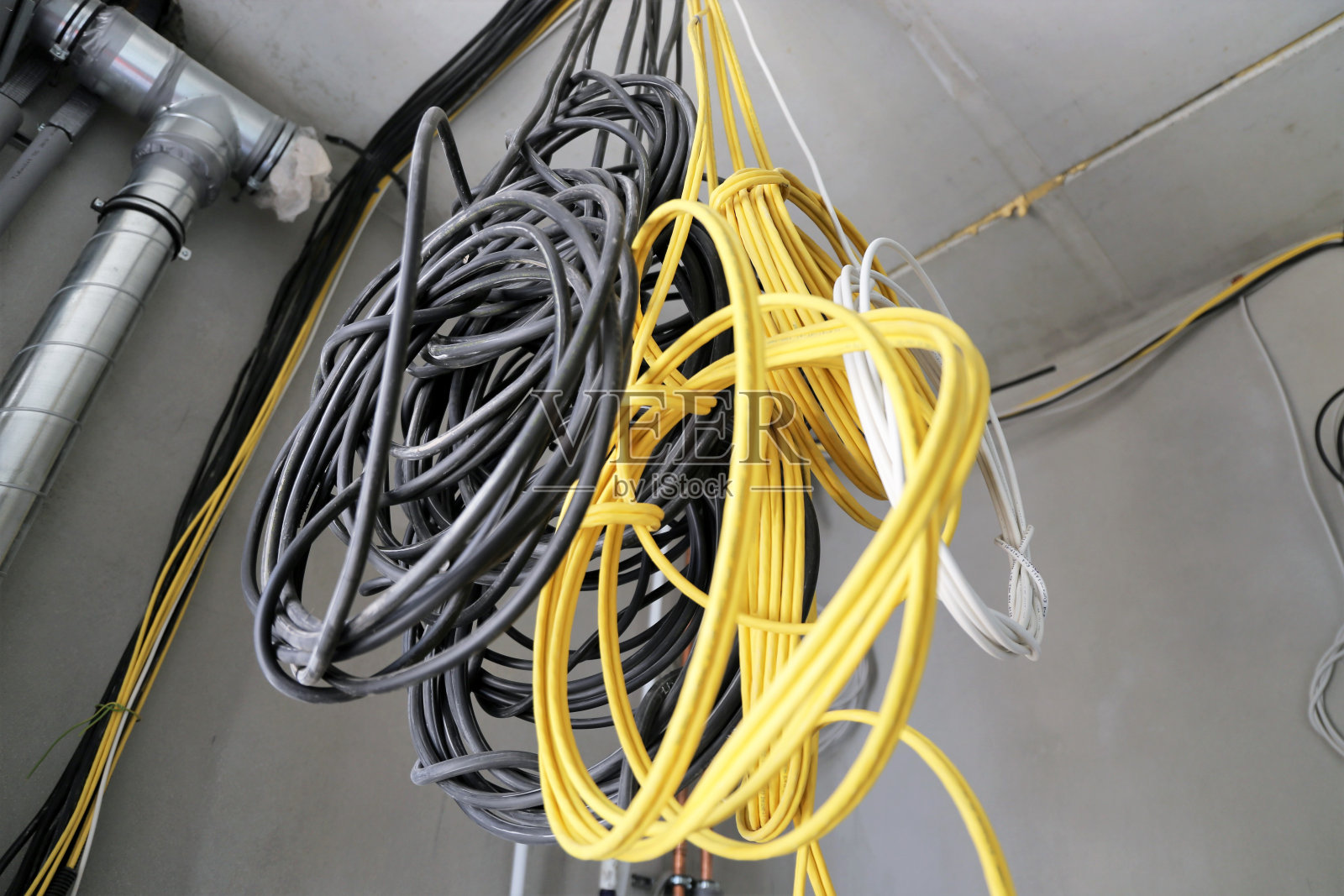 建筑外壳上的电气安装照片摄影图片