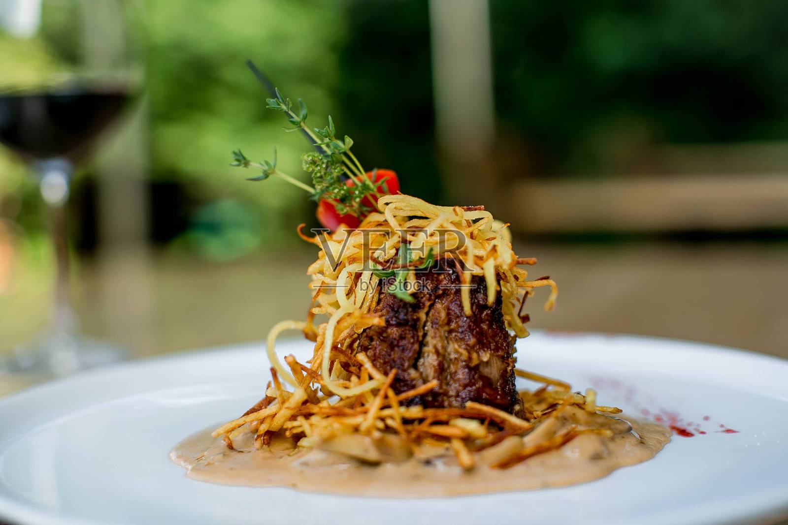 配有美食小吃和一块肉的白色盘子照片摄影图片