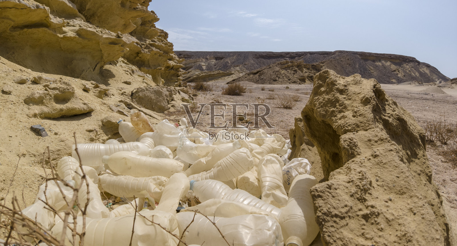 沙漠中被晒旧的塑料瓶垃圾堆照片摄影图片