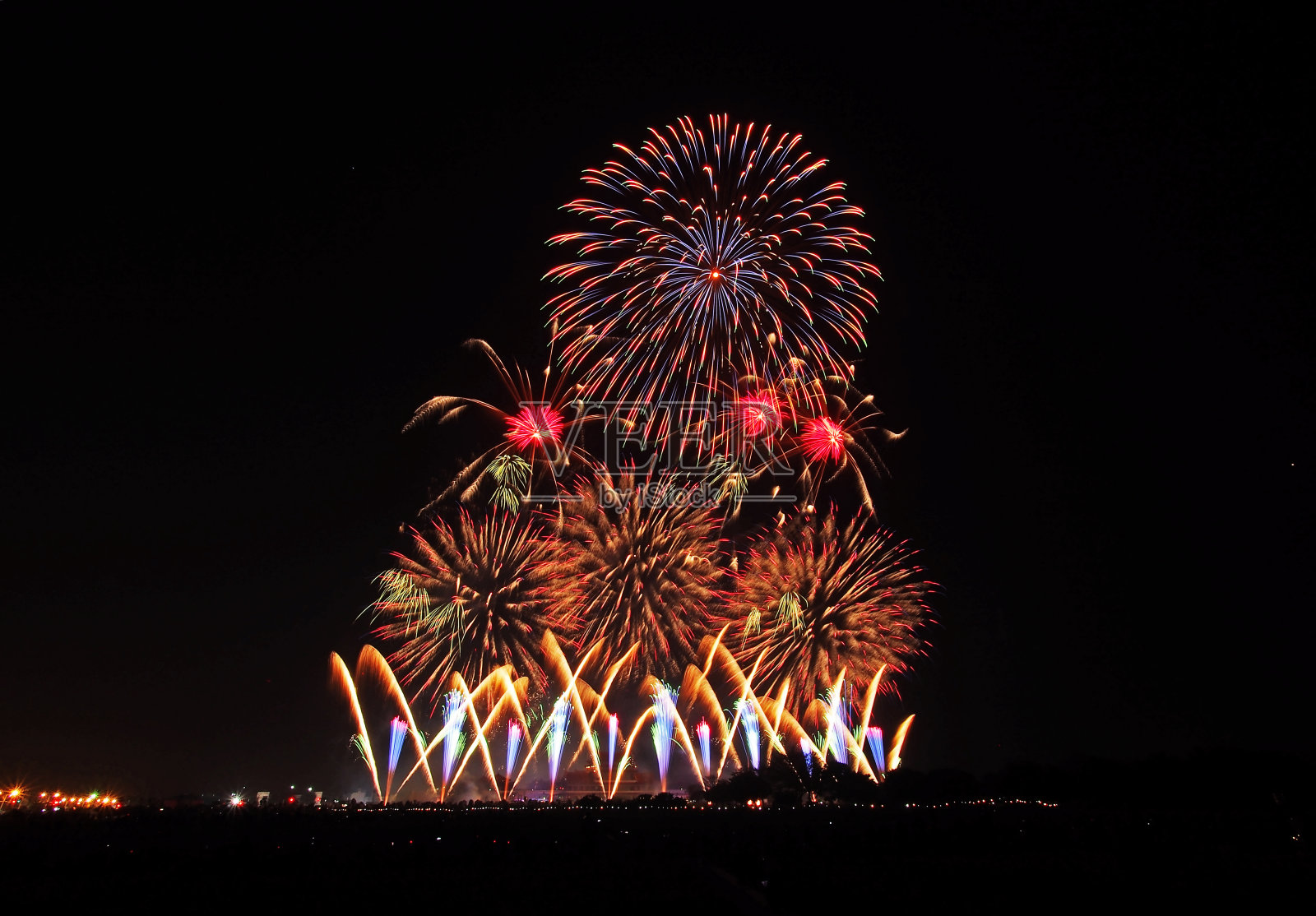 中国元宵节烟花秀照片摄影图片