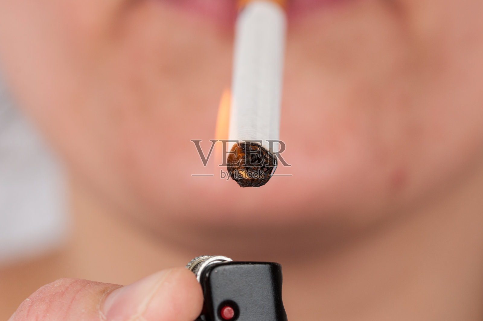 成年女人吸烟特写照片摄影图片